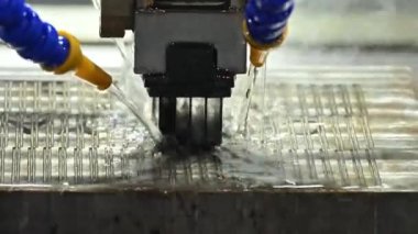 Grafit elektrot sıvı soğutma metoduyla EDM makinesinde çalışıyor. Küf ve ölüm grafit elektrotla üretim süreci.