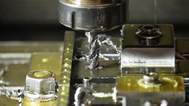 数控机床上采用攻丝工具的攻丝工艺 数控车削机床的高科技金属加工 — 图库视频影像