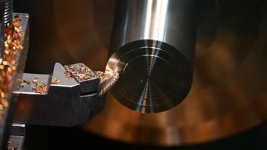 Torna makinesinin bitirdiği sahneyi kapat pirinç maddi parçaları kes. Makineyi döndürerek metal işleme süreci.