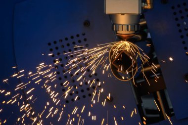 Sahneyi kapatın, fiber lazer kesme makinesi paslanmaz çelik tüpü ve parlak ışığı kesti. Lazer kesme makinesinin yüksek teknoloji metal üretim süreci.. 