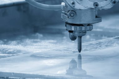 Açık mavi sahnede aşındırıcı su jeti kesme makinesi. CNC makinesiyle çalışan yüksek teknoloji levha metali.