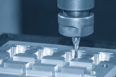 CNC değirmen makinesi yüksek hassasiyetle düz uçlu değirmen aracıyla küf kesme parçası. Kalıplar, sert top değirmeni ile makine merkeziyle kesme işlemi yapıyor.