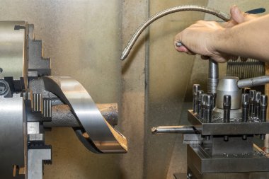 Torna makinesi dökme demir parçalarını kesmeyi bitirdi. Makineyi döndürerek metal çalışma süreci.