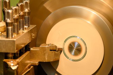 Kapanış sahnesi torna makinesi torna tezgahlarıyla metal parçaları kesiyor. Makineyi döndürerek metal işleme süreci.