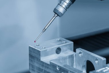 Yakın çekim sahnesi alüminyum otomotiv parçalarını ölçen çok eksenli CMM makinesi. Koordinat Ölçüm Makinesi ile kesilen parçaların kalite denetimi.