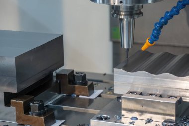 CNC değirmen makinesi, küf parçalarını sert top değirmeni aletleriyle kesiyor. Kalıplar, sert top değirmeni ile makine merkeziyle kesme işlemi yapıyor.