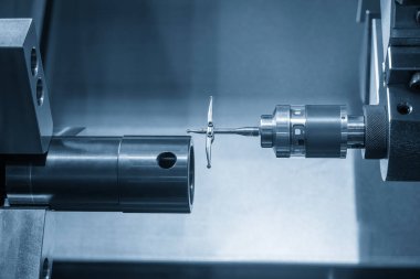 Modüler dokunmatik sonda CNC torna makinesindeki tüp parçalarını kontrol ediyor. Parçaları CMM sondasıyla döndürmenin kalite kontrolü.