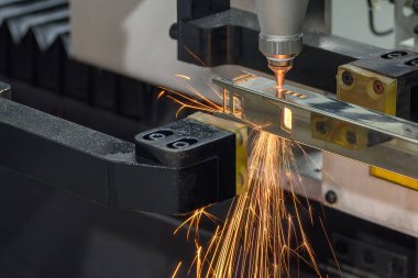 Sahneyi kapatın, fiber lazer kesme makinesi kare şeklindeki paslanmaz çelik tüpü parlak ışıkla kesti. Lazer kesme makinesinin yüksek teknoloji metal üretim süreci.. 