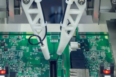 Yüksek hızlı otomatik robot sistemiyle PCB panosu kontrol işlemi. Robotik sistem tarafından yüksek teknolojili elektronik bileşen üretim süreci. 