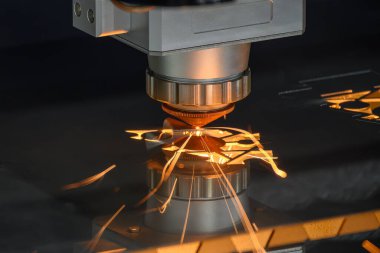 Fiber lazer kesme makinesi parlak ışıkla metal plakayı kesti. Lazer kesme makinesinin yüksek teknoloji metal üretim süreci.. 