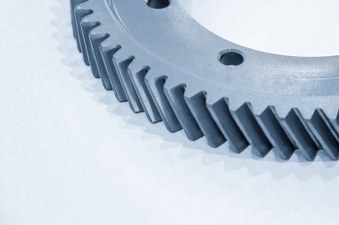 Sahneyi kapatın. Helikal dişli parçaları açık mavi sahnede yedek parçalar. Otomotiv iletim sisteminin parçalarının soyut görüntüsü.