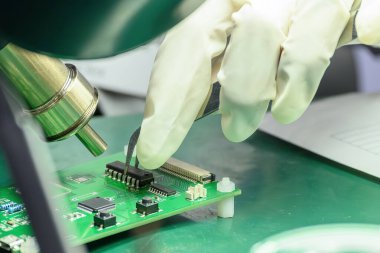 Operatör tarafından PCB yönetim kurulu montaj işlemini kapat. Elektronik endüstrisinin devre kartının kalite kontrolü.