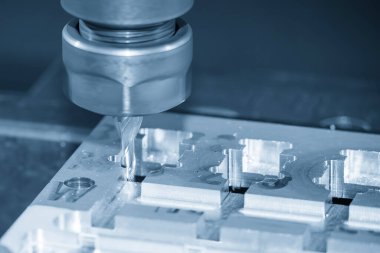 CNC değirmen makinesi alüminyum parçalarını düz uçlu değirmen aletleriyle kesiyor. Kalıplar, sert top değirmeni ile makine merkeziyle kesme işlemi yapıyor.