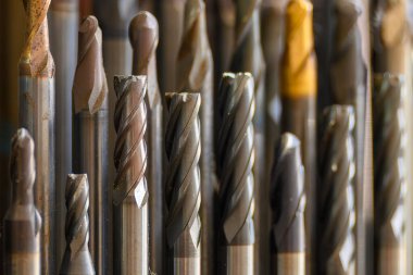 Kullanılmış düz veya kare şeklindeki değirmen araçlarının yakın çekim sahnesi. Makine merkezi için kesme aracı.