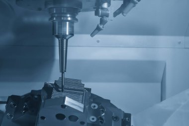 5 eksenli CNC değirmen makinesi, otomotiv kısmını sağlam bir top değirmeni aracıyla kesiyor. CNC Torna 'nın yüksek teknoloji otomotiv parçası üretim süreci.