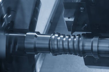 CNC torna makinesi metal şaft parçalarını kesiyor. CNC dönüşüm makinesinin yüksek teknolojili metal işlemesi .