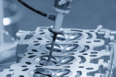 Açık mavi sahnede robotik sistemin giriş ve çıkış vale montaj süreci. Robot sistem tarafından özerk otomotiv parçaları üretim süreci.