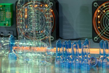 PET şişe ürünlerinin önceden biçimlendirilmiş hali yakın çekim sahnesi. Plastik şişe üretim süreci için hammadde.