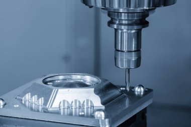 CNC değirmen makinesi, küf parçalarını sert top değirmeni aletleriyle kesiyor. Kalıplar, sert top değirmeni ile makine merkeziyle kesme işlemi yapıyor.