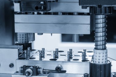 İlerleyen süreçteki metal işleme süreci açık mavi sahnede ölür. Üretim süreci için metal işleme ekipmanları.