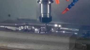CNC değirmen makinası dövmeyi kesiyor. Top değirmeninin ucundaki aletle ölüyor. Kalıplar, sert top değirmeni ile makine merkeziyle kesme işlemi yapıyor.
