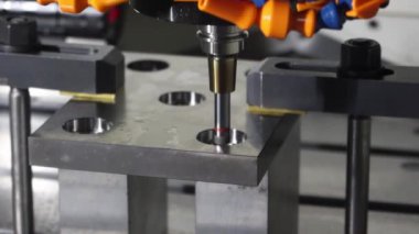 CNC değirmen makinesi küf parçalarını öğütücü aletle öğütüyor. Kalıplar, sert top değirmeni ile makine merkeziyle kesme işlemi yapıyor.