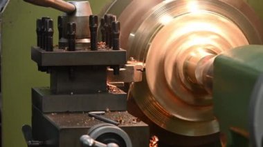 Torna makinesi torna malzemesi parçalarını torna tezgahıyla kesmiş. Makineyi döndürerek metal işleme süreci.
