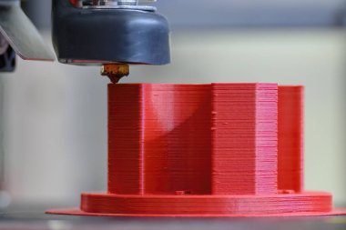 Üç boyutlu yazıcı makinesinin katkı maddesi üretimini kapat. Hızlı prototip yöntemi ile yüksek teknoloji üretim süreci. 