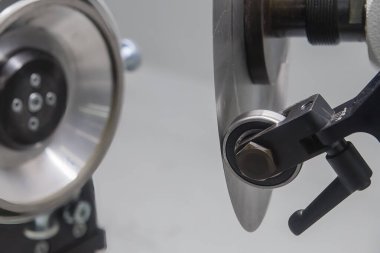 Alet öğütme makinesini kapatın. CNC değirmen makinesi için yeniden öğütme süreci.