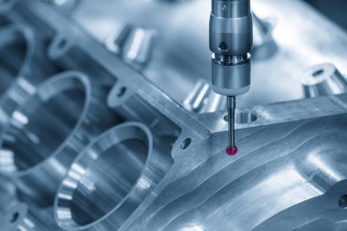 Alüminyum V8 silindir blok parçalarını ölçen çok eksenli CMM makinesi. Çoklu eksen CMM makinesi ile otomotiv parçalarının kalite kontrolü
