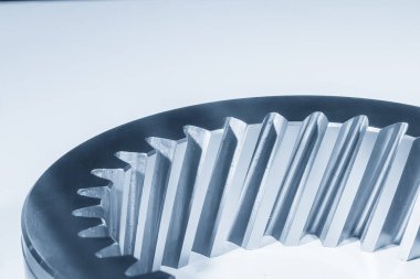 Sahneyi kapatın. İç sarmal parçalar açık mavi sahnede yedek parçalar. Otomotiv iletim sisteminin parçalarının soyut görüntüsü.