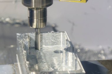 CNC değirmen makinesi düz uçlu değirmen aracıyla küf parçası kesiyor. Kalıplar, sert top değirmeni ile makine merkeziyle kesme işlemi yapıyor.