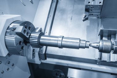 CNC torna makinesi metal şaft parçalarını kesiyor. CNC dönüşüm makinesinin yüksek teknolojili metal işlemesi .