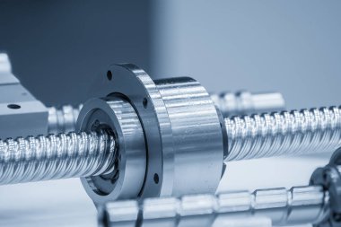 Yakın çekim sahnesi, yedek parça kurşun top vidası seti. Yüksek duyarlı CNC makine parçası üretim konsepti.