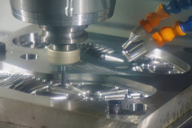 CNC değirmen makinesi, sert bir top değirmeni ile ayakkabı kalıbı parçası kesiyor. Kalıplar, sert top değirmeni ile makine merkeziyle kesme işlemi yapıyor.