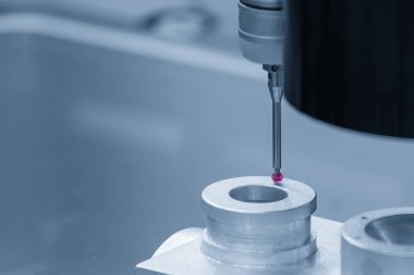 CMM sondası açık mavi sahnedeki küf parçalarını ölçüyor. Koordinat Ölçüm Makinesi ile otomotiv parçalarının kalite denetimi.