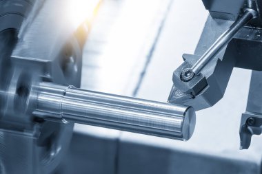 CNC Torna Makinesi, aydınlatma efektiyle açık mavi sahnede metal şaft parçalarını kesiyor. CNC dönüşüm makinesinin yüksek teknolojili metal işlemesi .