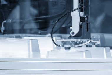 Enjeksiyon makinesinden alınan robot sistemle yapılan materyal işleme. Plastik enjeksiyon küf makinesinden otomatik sistem tarafından yapılan yiyecek kutusu üretim süreci.