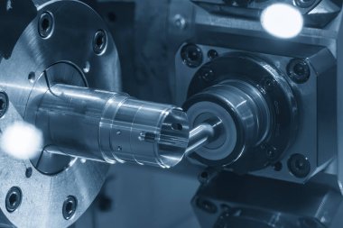 CNC torna makinesi metal tüp parçalarını değirmen mili ile öğütüyor. CNC dönüşüm makinesiyle çalışan yüksek teknoloji metali.