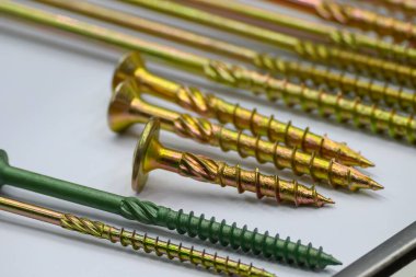 Çeşitli türde çinko kaplama vidaları. Özel tip f vida tahta için. 