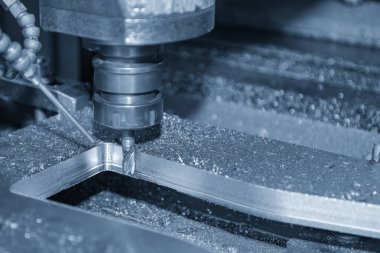 NC değirmen makinesinin düz uçlu değirmen aletleriyle kesme işlemi. Değirmen makinesindeki metal çalışma konsepti..