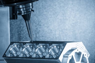 5 eksenli makine merkezi V8 motor silindir bloğunu katı top değirmeni aracıyla kesiyor. Çok eksenli CNC değirmen makinesinin yüksek hassasiyetli otomotiv üretim süreci.