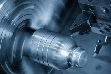 CNC Torna Makinesi, açık mavi sahnede metal şaft parçalarını kesiyor. CNC dönüşüm makinesinin yüksek teknolojili metal işlemesi .