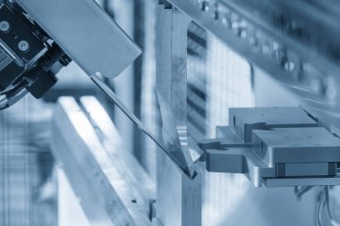 Robot sistemli yüksek teknoloji bükme makinesi. Otomatik sistem tarafından çalışan metal levha.