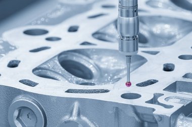 Alüminyum silindir kafa parçalarını ölçen çok eksenli CMM makinesi. Çoklu eksen CMM makinesi ile otomotiv parçalarının kalite kontrolü