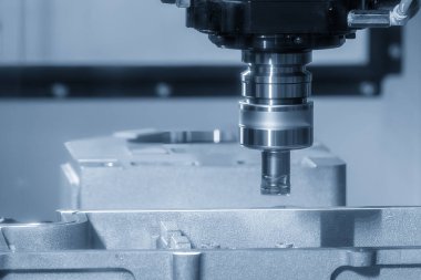 CNC değirmen makinesi dizinlenebilir araçlarla döküm alüminyum parçalarını kesiyor. Kalıplar ve ölüm üretim süreci, son değirmen araçları ile makine merkezi tarafından.