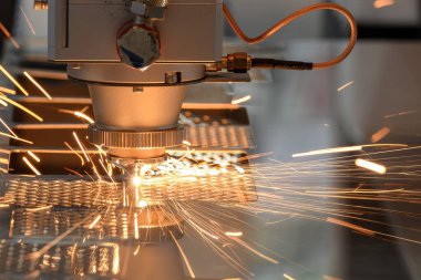 Fiber lazer kesme makinesi parlak ışıkla metal plakayı kesti. Lazer kesme makinesinin yüksek teknoloji metal üretim süreci.. 