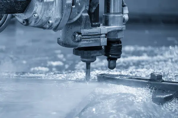 stock image Close-up scene of multi-axis abrasive waterjet cutting machine cutting the aluminum plate. The high technology sheet metal working with CNC machine.