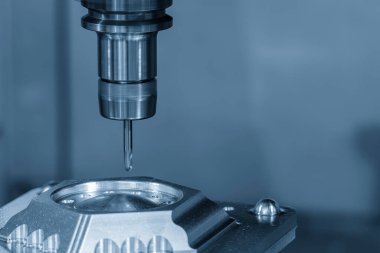 CNC değirmen makinesi, küf parçalarını sert top değirmeni aletleriyle kesiyor. Kalıplar, sert top değirmeni ile makine merkeziyle kesme işlemi yapıyor.