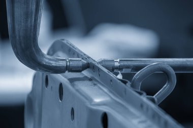 Otomotiv parçaları robot sisteminde kaynak işlemini gösteriyor. Otomatik sistemden yüksek teknoloji otomobil montaj hattı. 